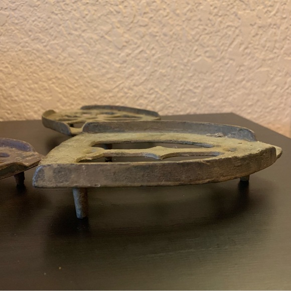 Set of 3 vintage antique cast iron trivets - Picture 3 of 4